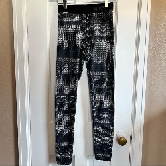 NIKE Pro Thermo Patterned Leggings - Picture 2 of 8